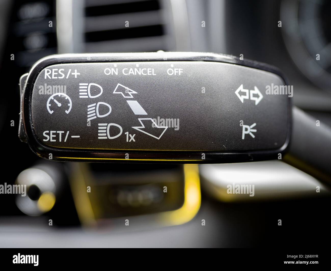 manette des feux de direction de voiture avec boutons de commande et interrupteurs de feux de brouillard, de route et de croisement Banque D'Images