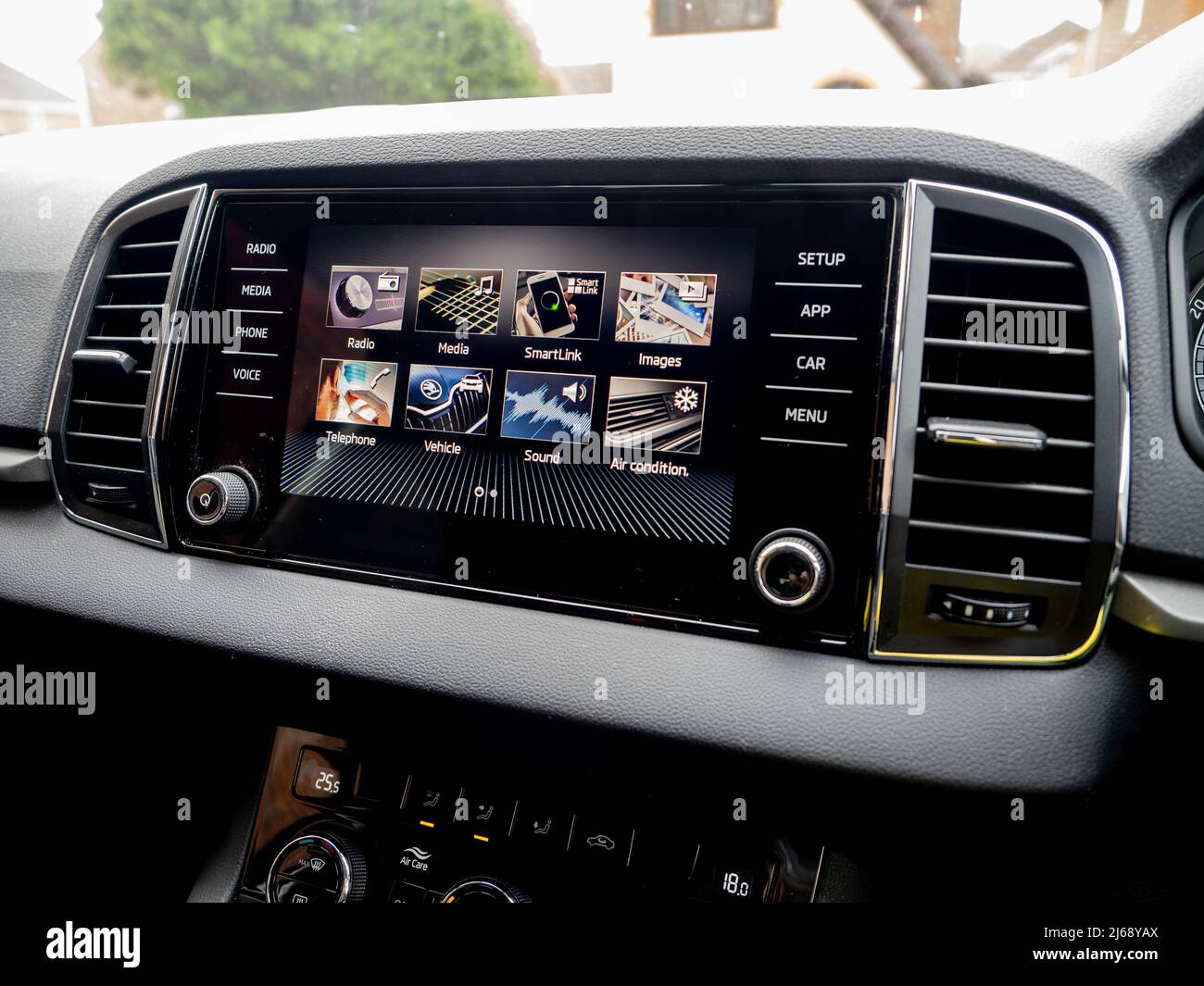 Cardiff Mid Glamorgan Wales UK avril 28 2022 page d'accueil du système d'infodivertissement sur un véhicule utilitaire sport Skoda Karoq Banque D'Images