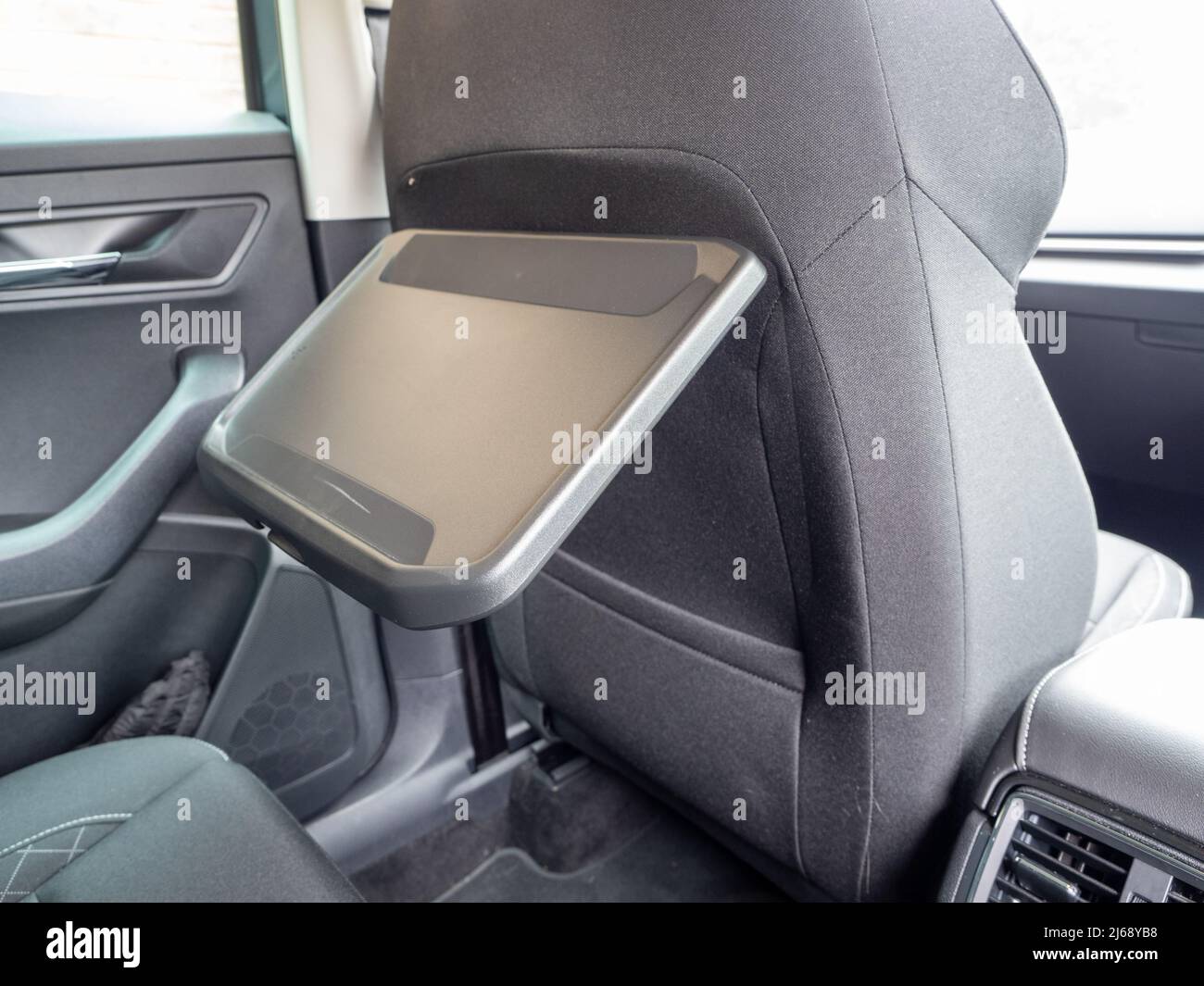 Étagère de voiture réglable à un angle pour une tablette d'ordinateur ou un livre à utiliser par les passagers arrière Banque D'Images