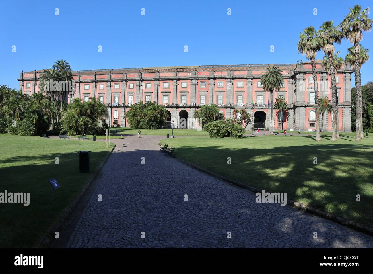 Napoli - Reggia di Capodimonte da un vialetto del parco Banque D'Images