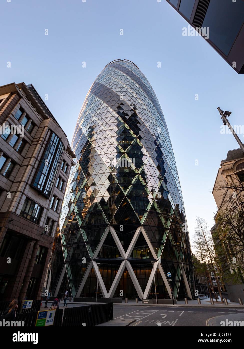 Gratte-ciel le Gherkin dans la ville. Vue à angle bas de l'architecture moderne. Tour d'affaires tour de tour en hauteur comme une partie célèbre de la ligne d'horizon. Banque D'Images