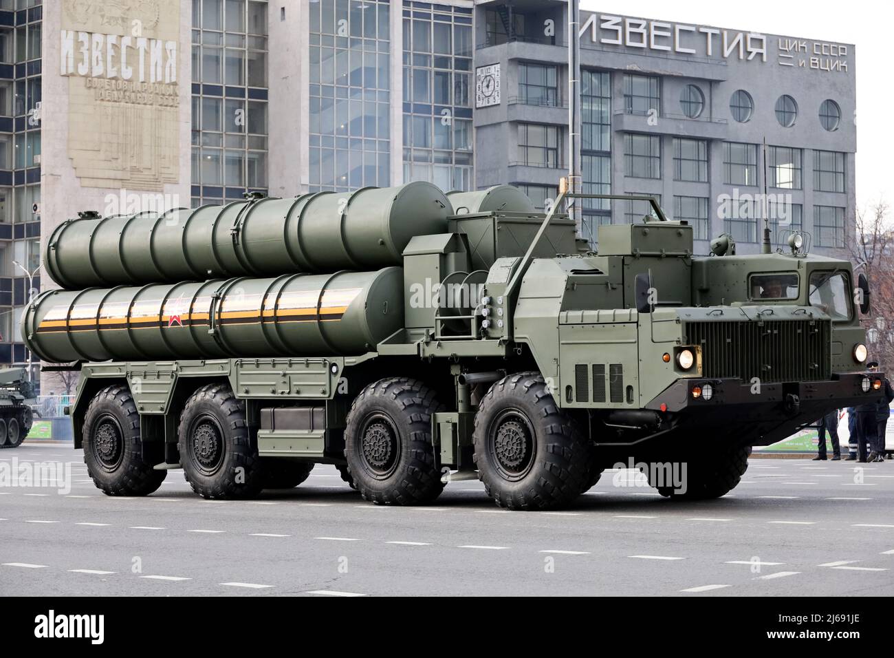 Système de missiles antiaériens S-400 Triumph russe sur la rue Tverskaya lors d'une répétition du défilé de la victoire Banque D'Images