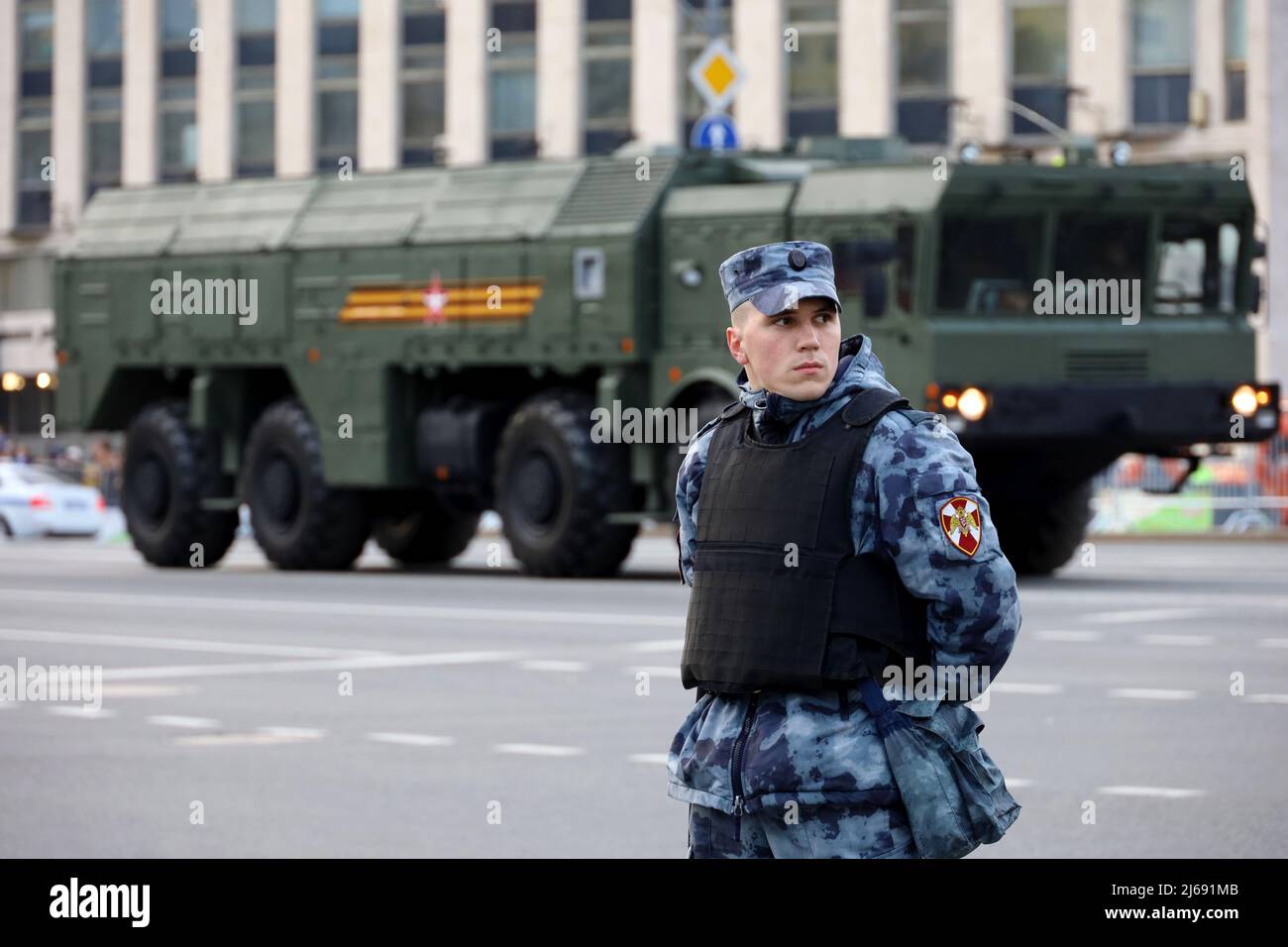 Soldat de la Garde nationale debout devant le lanceur automoteur du système de missiles Iskander-M, forces militaires russes Banque D'Images