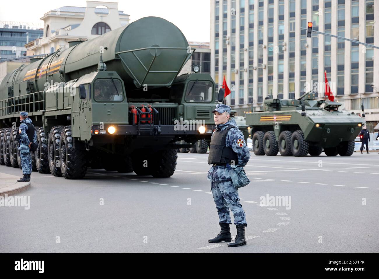 Arme nucléaire de la Russie, soldat des forces militaires russes debout sur fond de système de missiles stratégiques à Moscou Banque D'Images