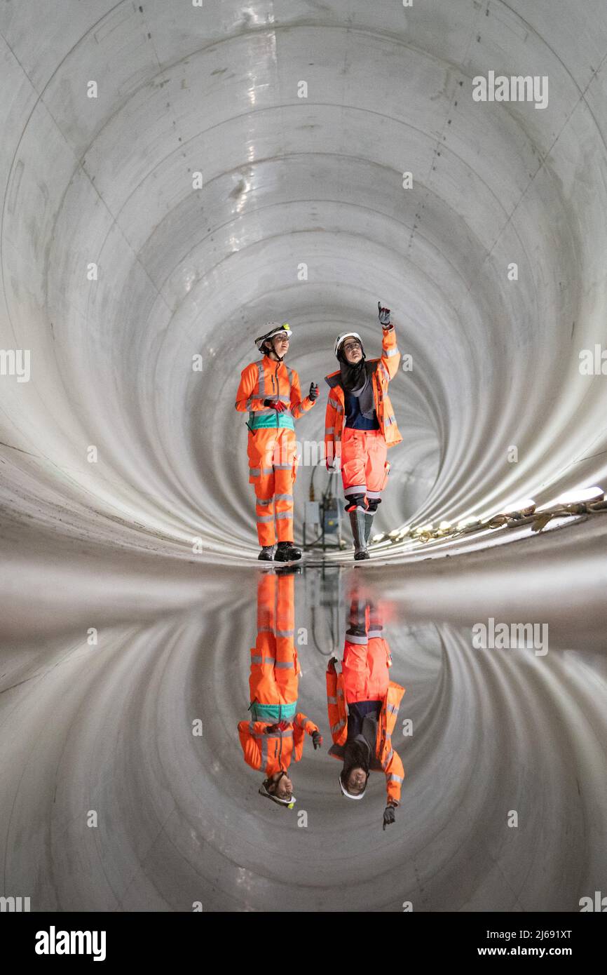 Les ouvriers de la construction se promeuvent dans une section complète du tunnel principal du nouveau tunnel Thames Tideway 25km de Londres, ou « Super Sewer », près de 70m sous le sol. Date de la photo: Vendredi 29 avril 2022. Banque D'Images