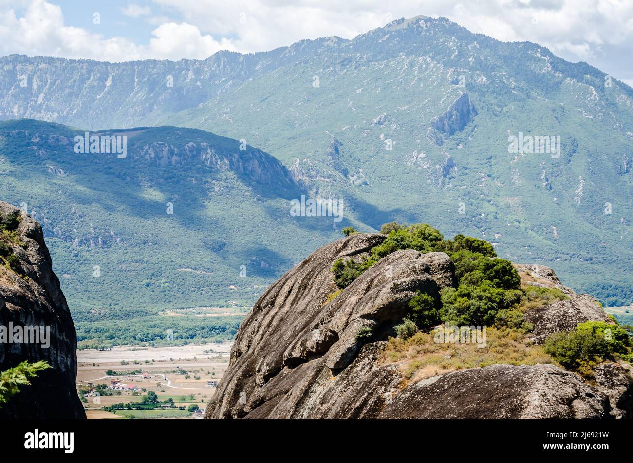 Vue sur les rochers spécifiques du Mont Meteor en Grèce. Banque D'Images