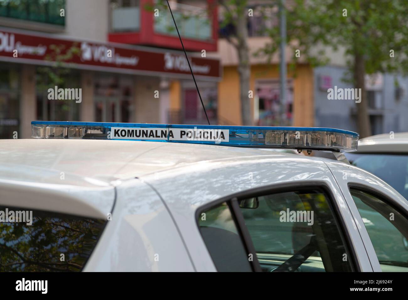Sirène d'une voiture de la police municipale (Komunalna policija) de Podgorica garée à l'extérieur du poste de police. Banque D'Images