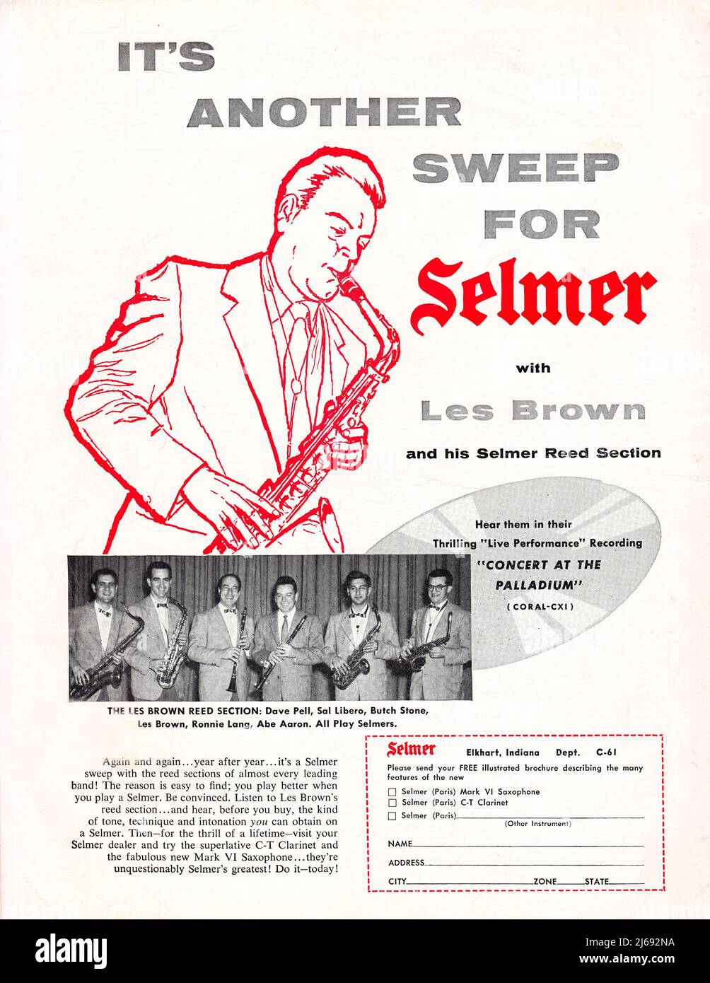 Une annonce d'un magazine de musique vintage pour les instruments de roseau Selmer mettant en vedette les Brown et les membres de sa section de roseau. D'un magazine musical 1955. - Banque D'Images