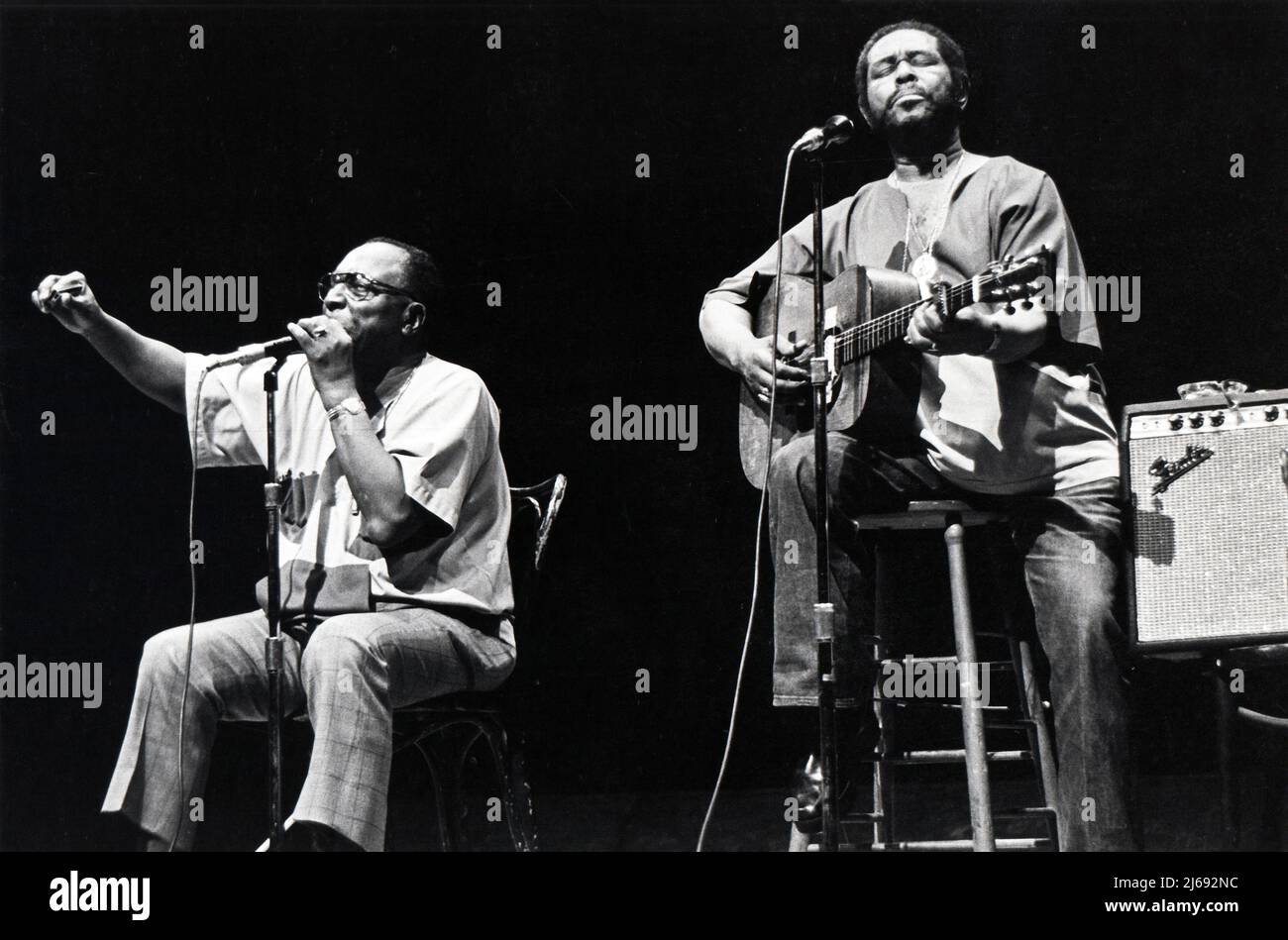 Le duo blues et folk de Sonny Terry et Brownie McGhee se présentant à l'autre bout du club de Greenwich Village au milieu de l'année 1970s. Banque D'Images