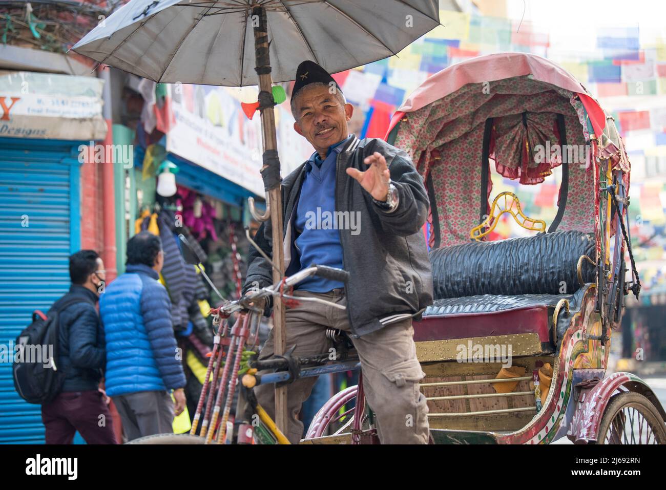 Katmandou, Népal - avril 20,2019 : pousse-pousse à vélo dans les rues de Katmandou. Dans la région terai du Népal, les rickshaws à cycle sont toujours les plus populaires. Banque D'Images