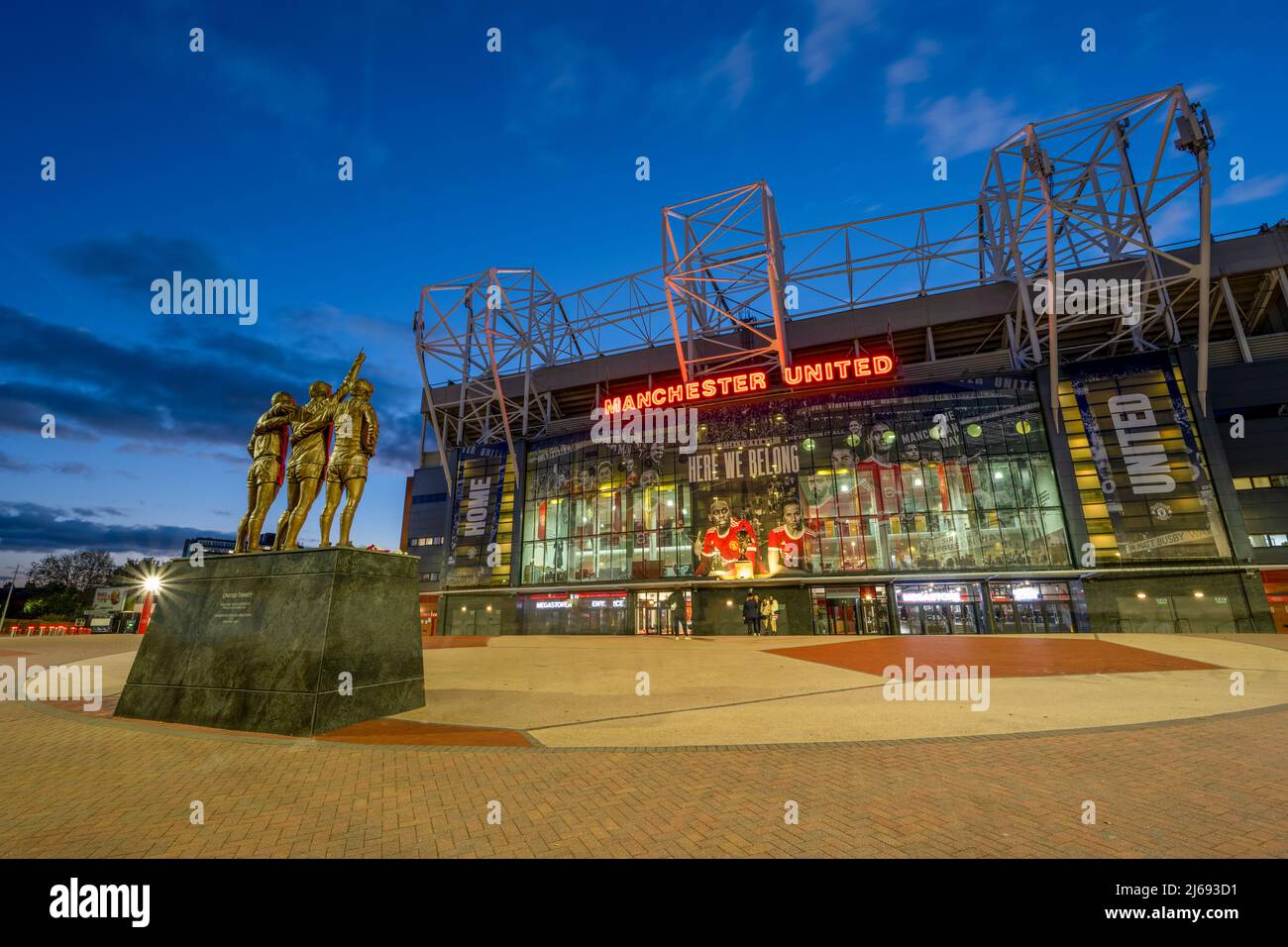 Manchester United football Club at Night, Manchester, Angleterre, Royaume-Uni Banque D'Images