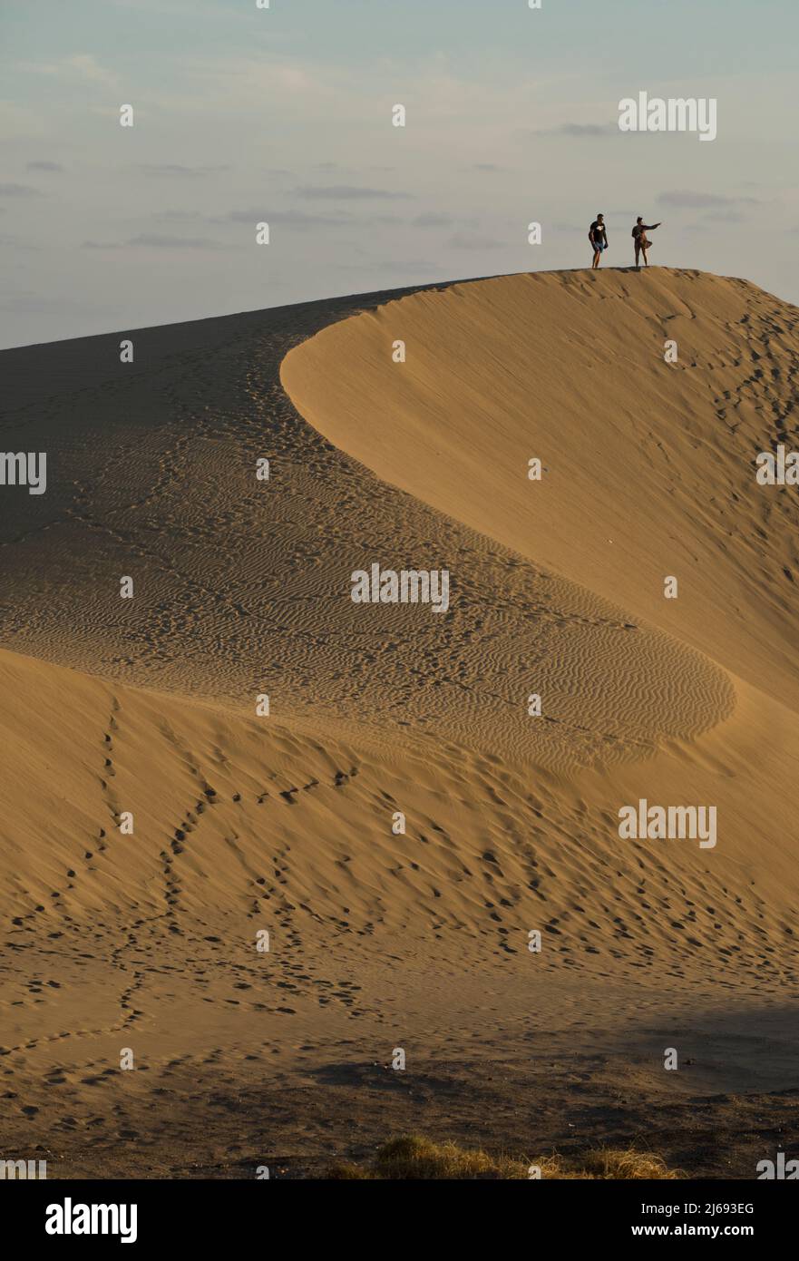 Les gens regardent le coucher du soleil et prennent des photos de selfie aux dunes de sable de Maspalomas, près de Playa de los Ingleses, Gran Canaria, îles Canaries, Espagne, Atlantique Banque D'Images