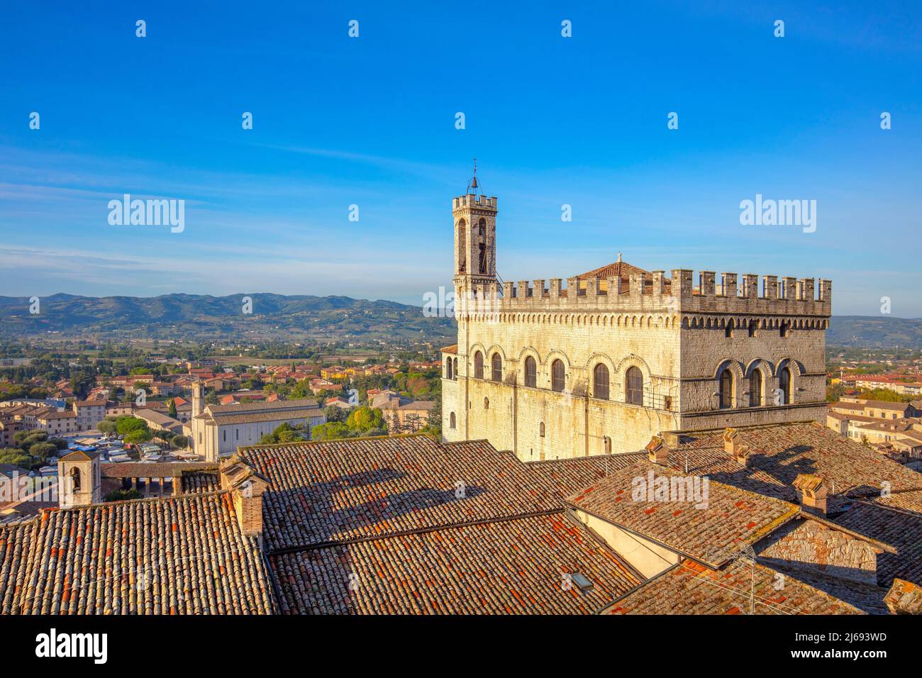 Vue depuis le jardin du Palais des Doges, Gubbio, province de Pérouse, Ombrie, Italie Banque D'Images