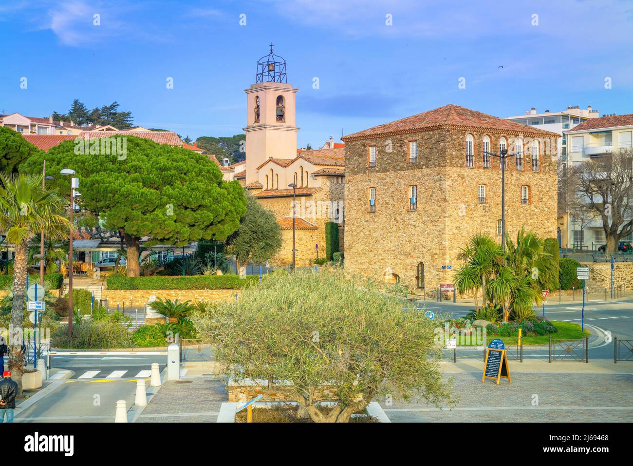 Église Sainte-Maxime et fort Carre, Sainte-Maxime, Provence-Alpes-Côte d'Azur, France, Méditerranée, Europe Banque D'Images