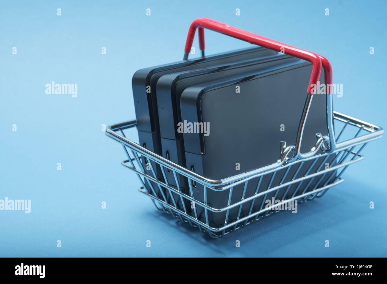 Pile de disques durs dans un panier. Banque D'Images