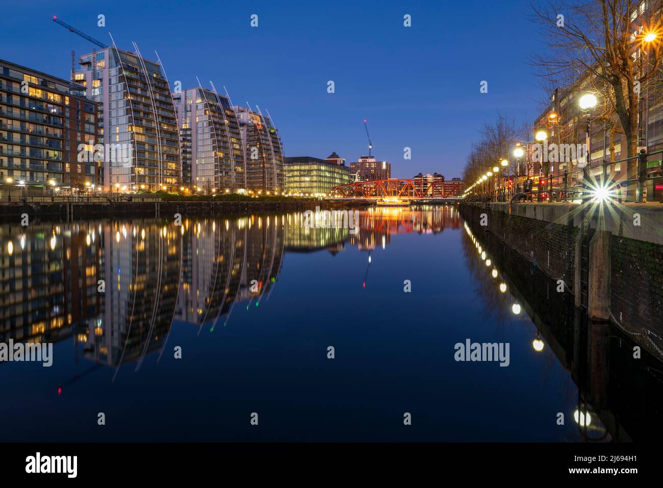 NV Apartments et le Detroit Swing Bridge de nuit, Huron Basin, Salford Quays, Greater Manchester, Angleterre, Royaume-Uni Banque D'Images