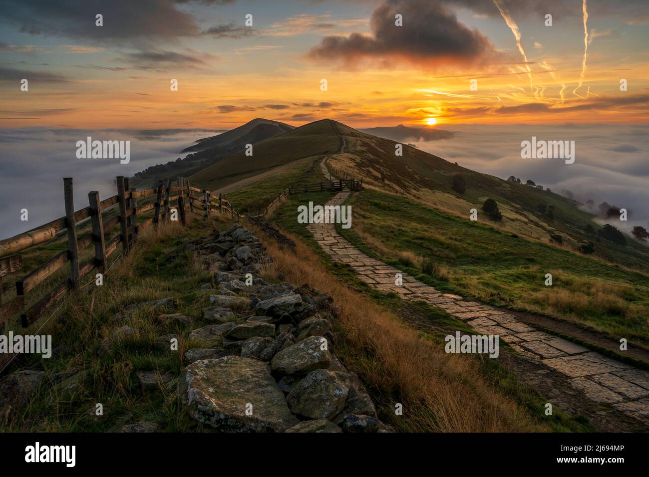 La Grande crête au lever du soleil avec inversion de nuages de MAM Tor, Peak District National Park, Derbyshire, Angleterre, Royaume-Uni, Europe Banque D'Images