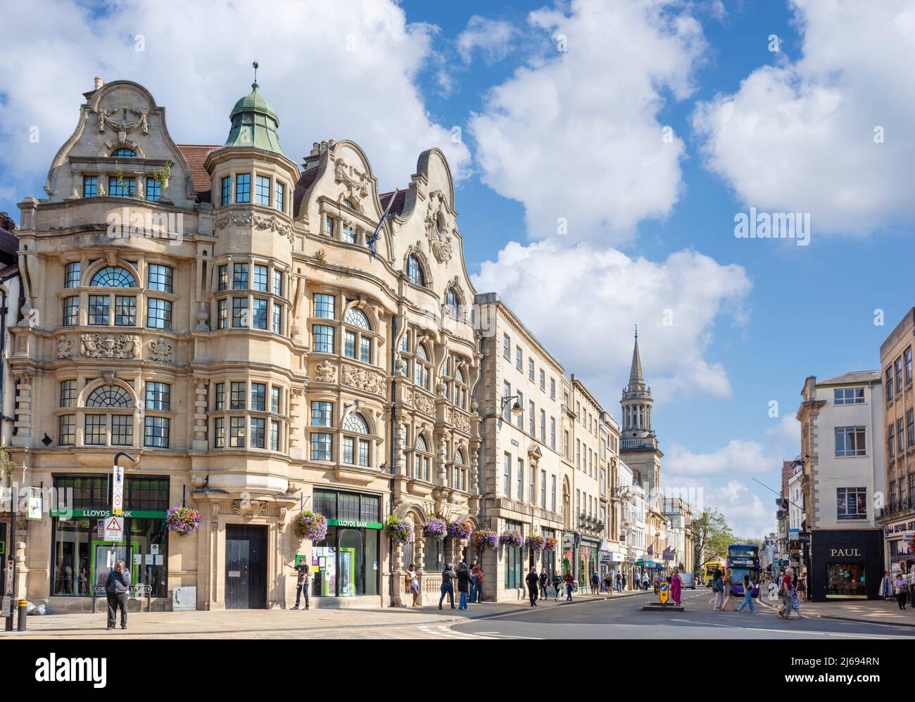 Centre-ville d'Oxford à la jonction de High Street, Queen Street, St. Aldates et Cornmarket Street, Oxford, Oxfordshire, Angleterre, Royaume-Uni Banque D'Images