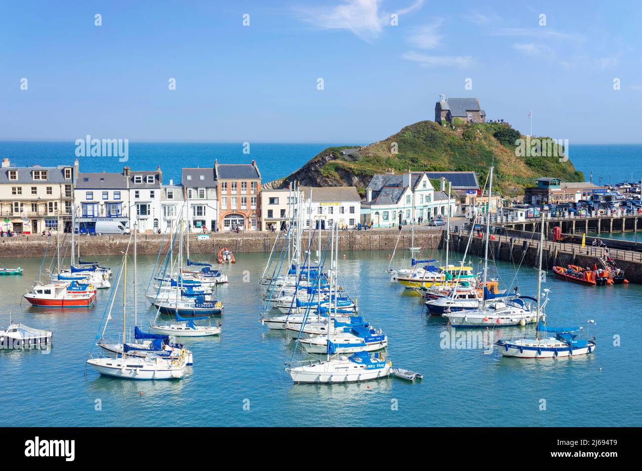 Port d'Ilfracombe avec yachts et chapelle Saint-Nicolas surplombant la ville d'Ilfracombe, Devon, Angleterre, Royaume-Uni Banque D'Images