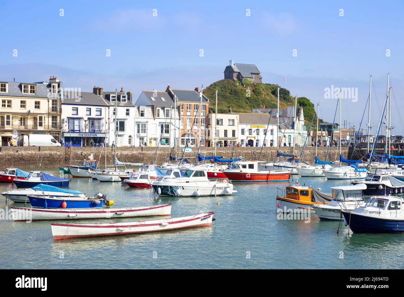 Port d'Ilfracombe avec yachts et chapelle Saint-Nicolas surplombant la ville d'Ilfracombe, Devon, Angleterre, Royaume-Uni Banque D'Images