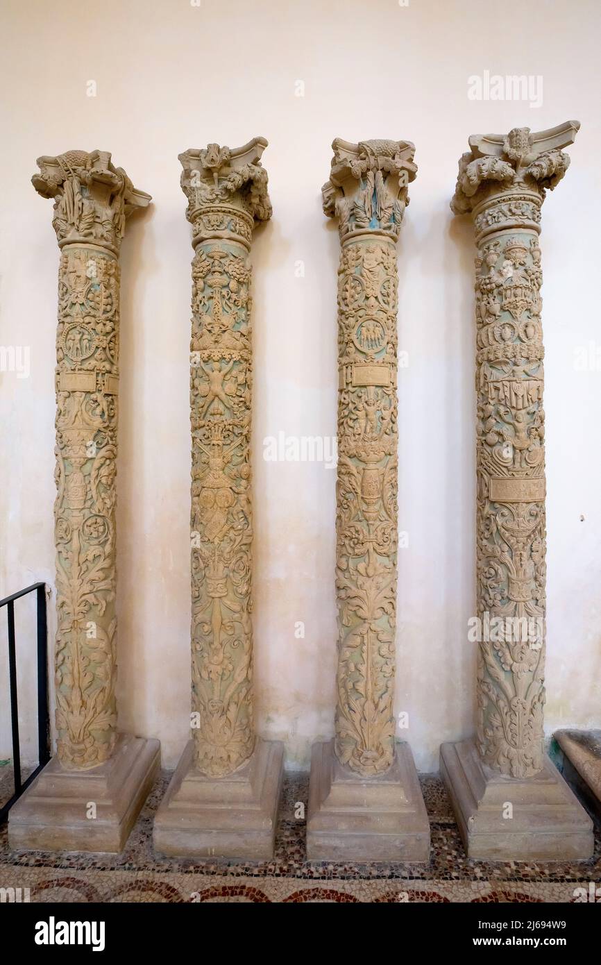 Colonnes sculptées montrant des martyrs décapités. Cathédrale dédiée à l'Annonciation de la Vierge Marie à Otranto. La cathédrale catholique romaine, dédiée Banque D'Images