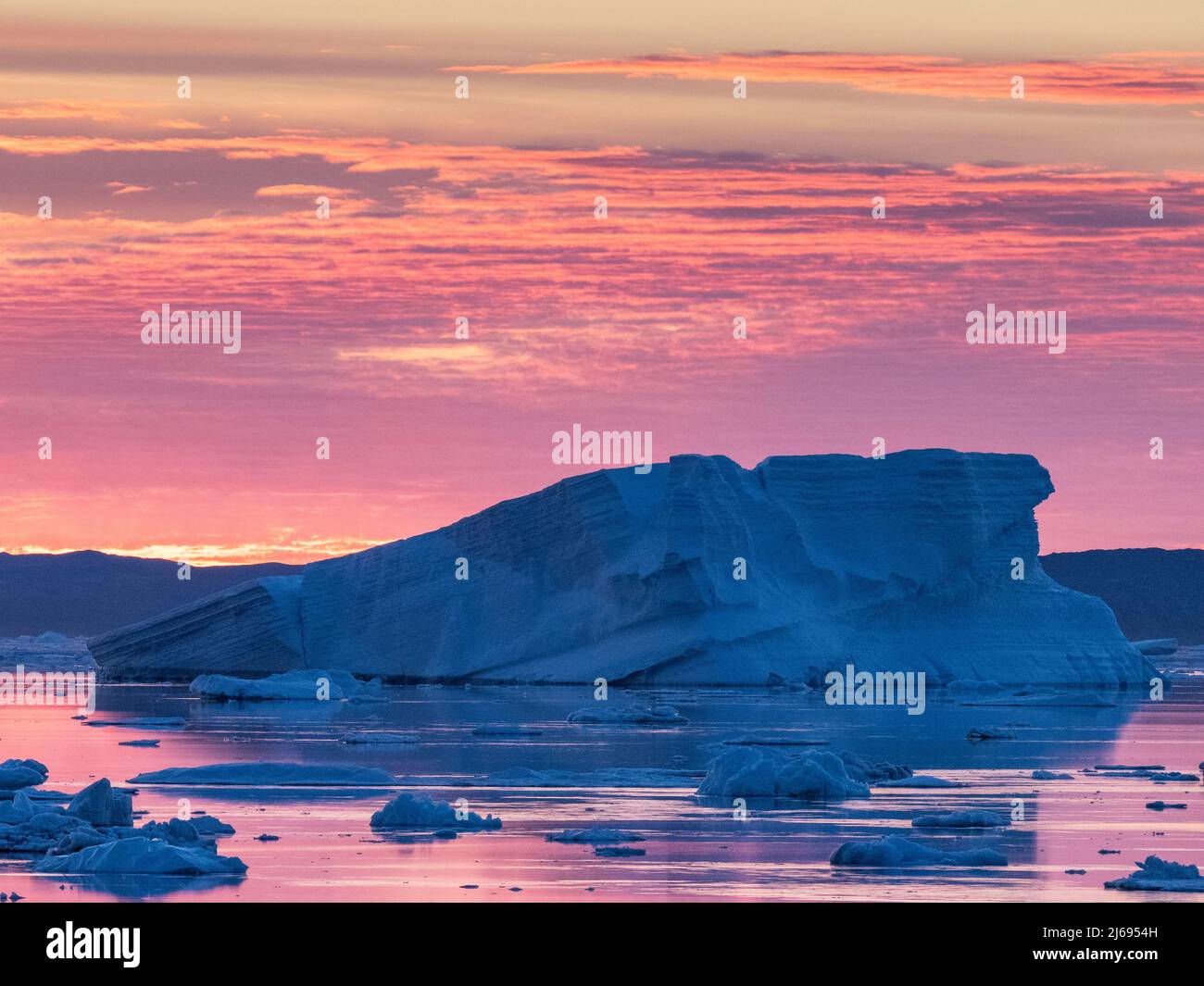 Coucher de soleil sur glace tabulaire et glaciaire près de Snow Hill Island, mer de Weddell, Antarctique, régions polaires Banque D'Images