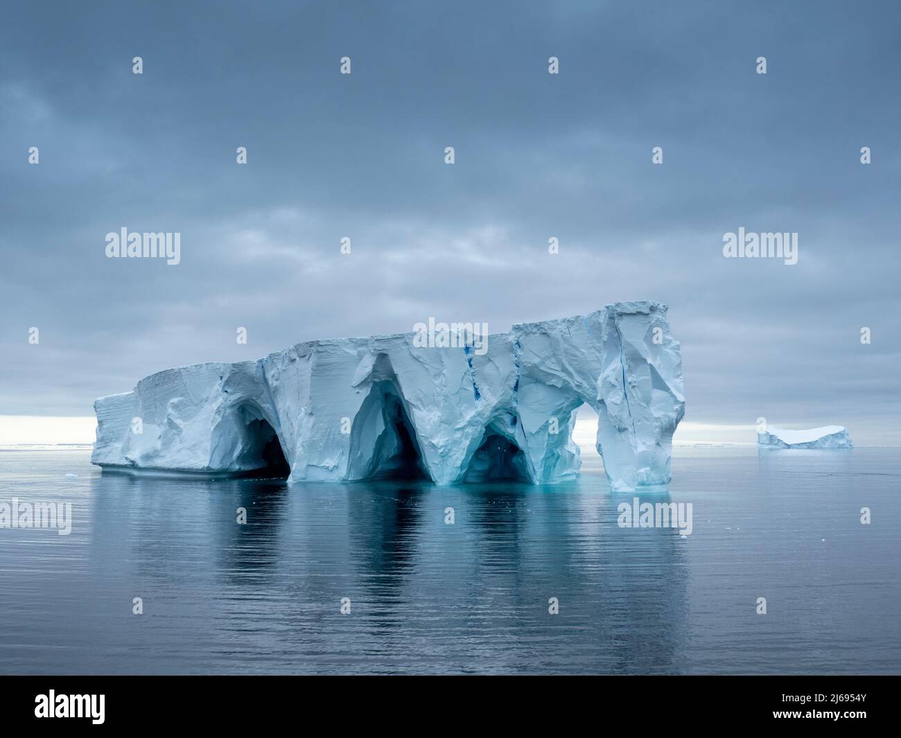 Grands icebergs flottant dans la mer de Bellingshausen, l'Antarctique, les régions polaires Banque D'Images