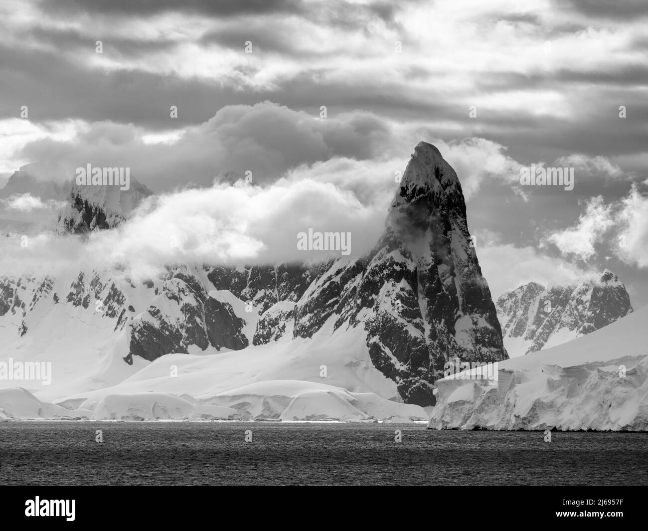 Ana Peaks sur le faux cap Renard garde l'entrée nord du chenal Lemaire, Antarctique, régions polaires Banque D'Images