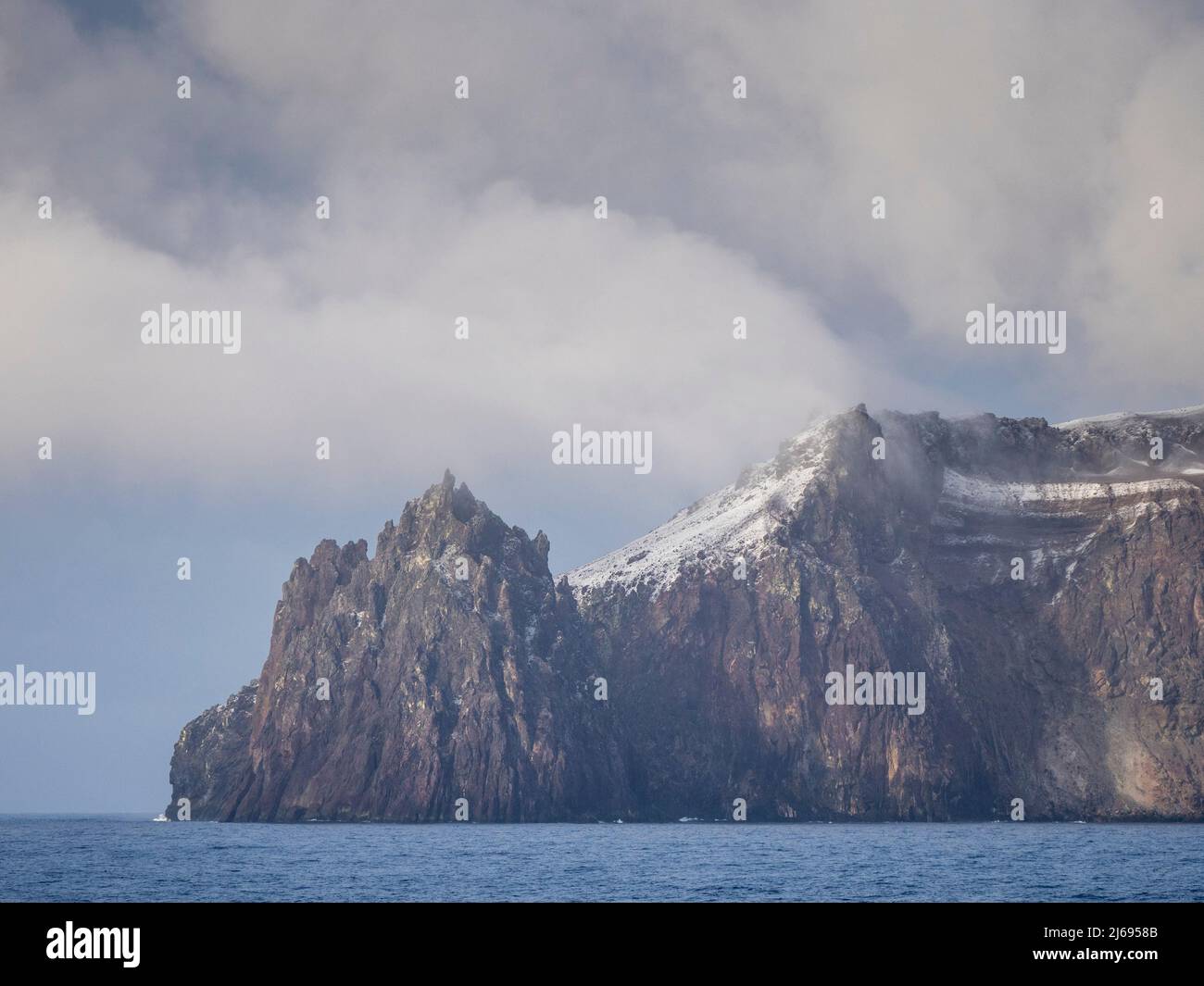 Une vue sur l'île de Candlemas, une île volcanique inhabitée dans les îles Sandwich du Sud, Atlantique Sud, régions polaires Banque D'Images