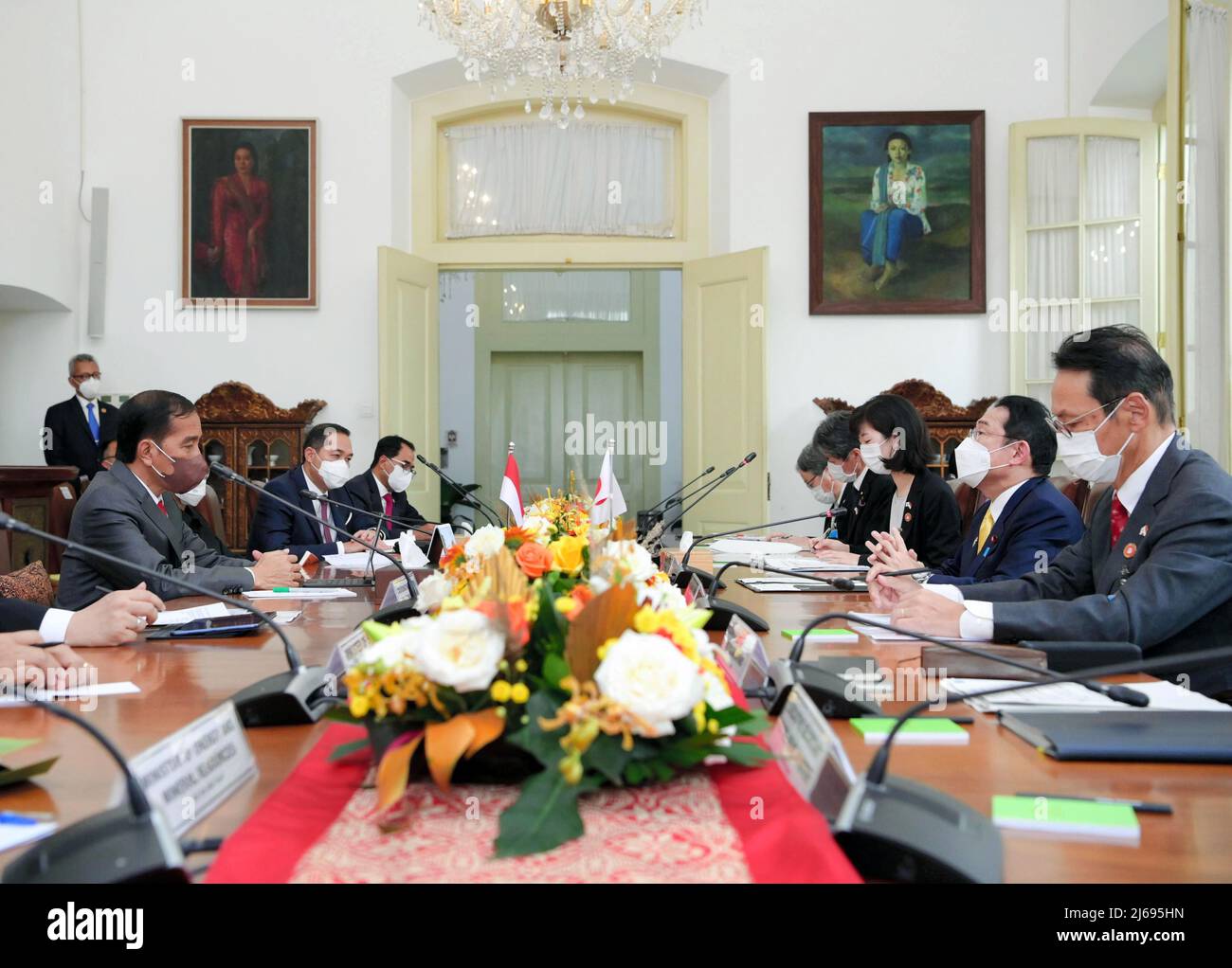 Jakarta, Indonésie. 29th avril 2022. Le Président indonésien Joko Widodo (FAR L) et le Premier ministre japonais Fumio Kishida (2nd de R) ont des entretiens au palais présidentiel de Bogor, au sud de Jakarta, le 29 avril 2022. Kishida visite l'Indonésie sur la première étape de son voyage en Asie du Sud-est et en Europe. (Photo de piscine) (Kyodo)==Kyodo photo via Newscom crédit: Newscom/Alay Live News crédit: Newscom/Alay Live News Banque D'Images