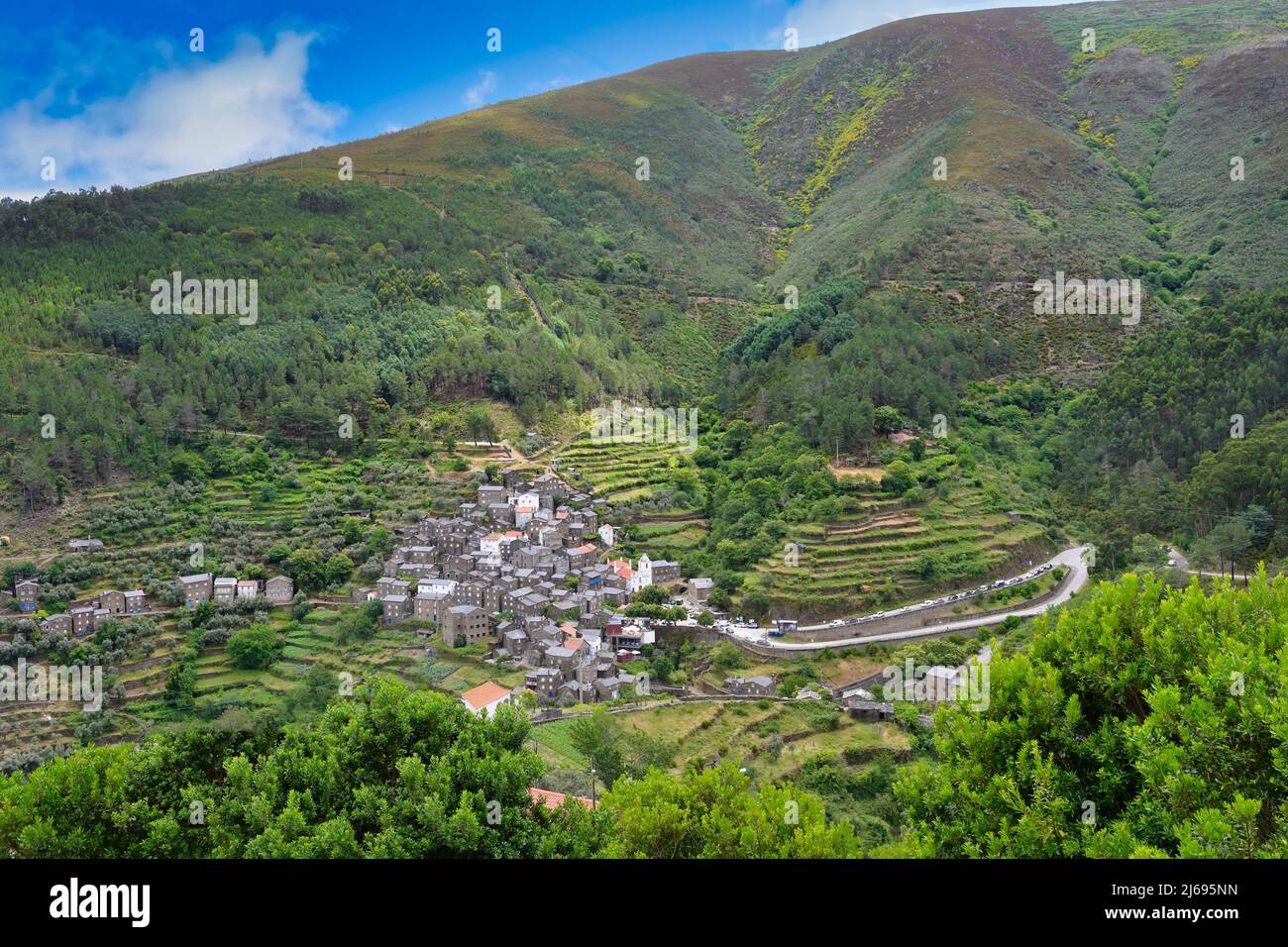 Vue sur le village médiéval de montagne Piodao schist, Serra da Estrela, Beira Alta, Portugal, Europe Banque D'Images