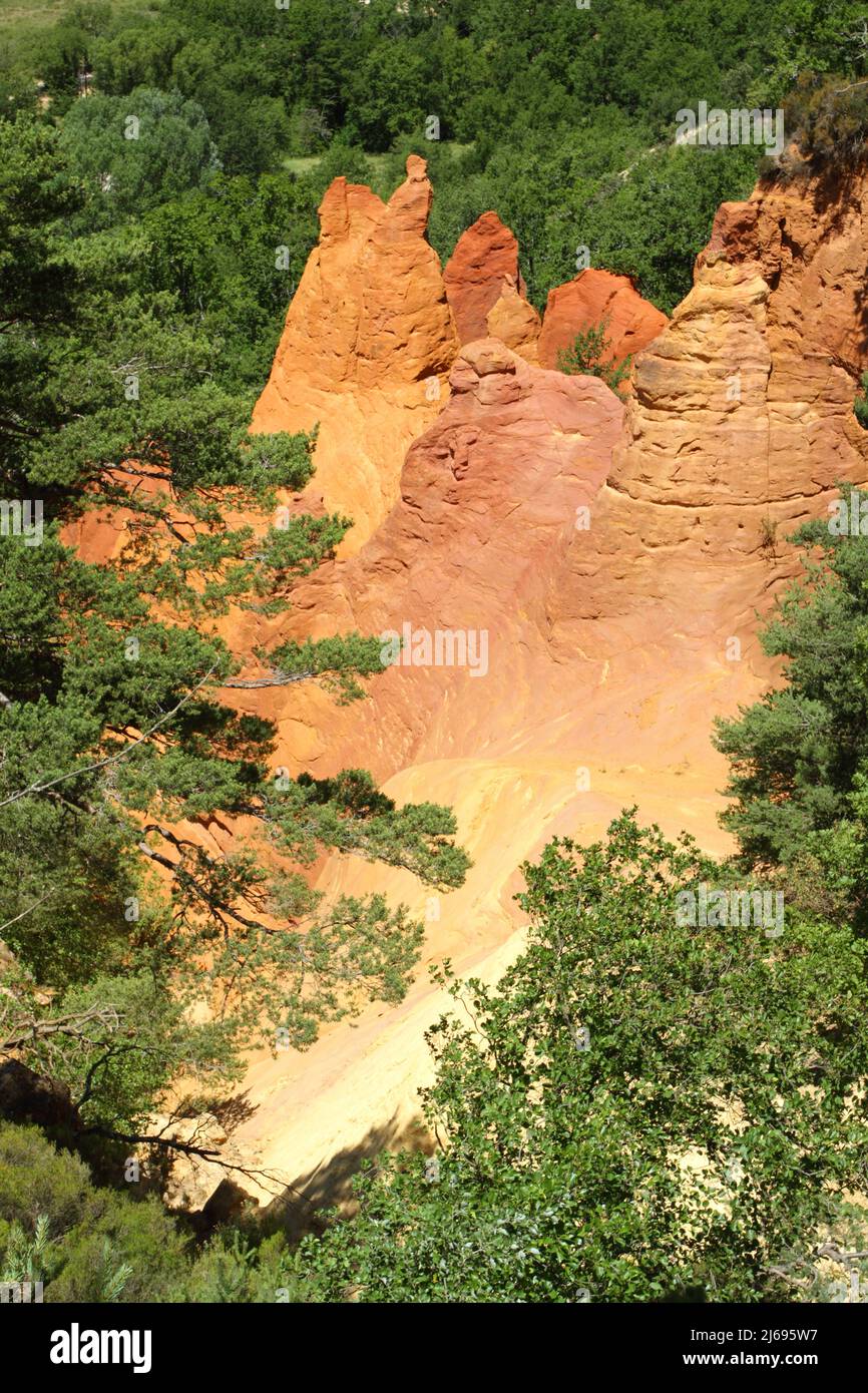 Roussillon, France - juin 2021 : les incroyables carrières d'ocre en plein air en Provence Banque D'Images