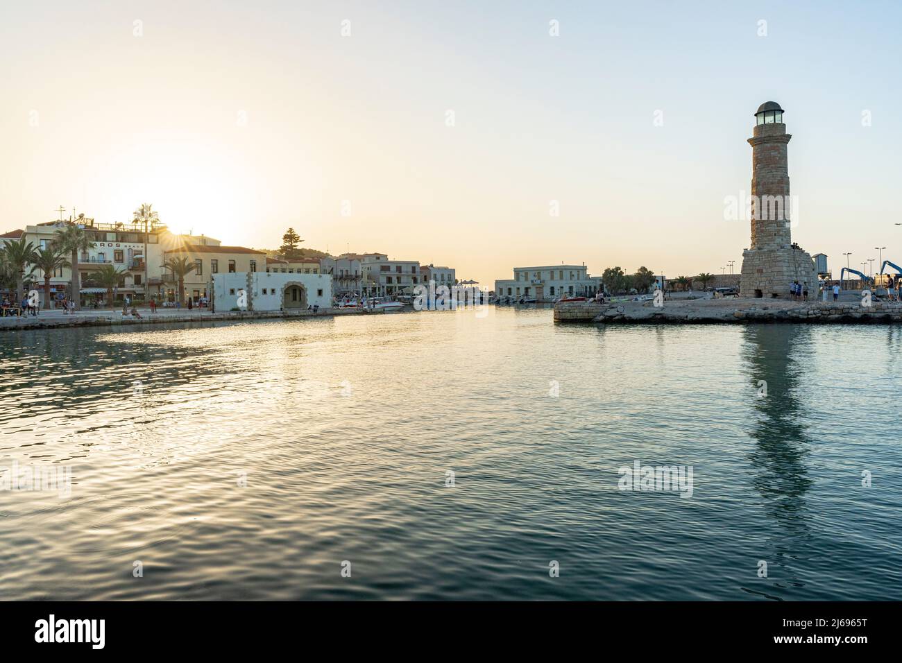 Coucher de soleil sur la ville médiévale de Réthymnon et le vieux phare, île de Crète, îles grecques, Grèce, Europe Banque D'Images