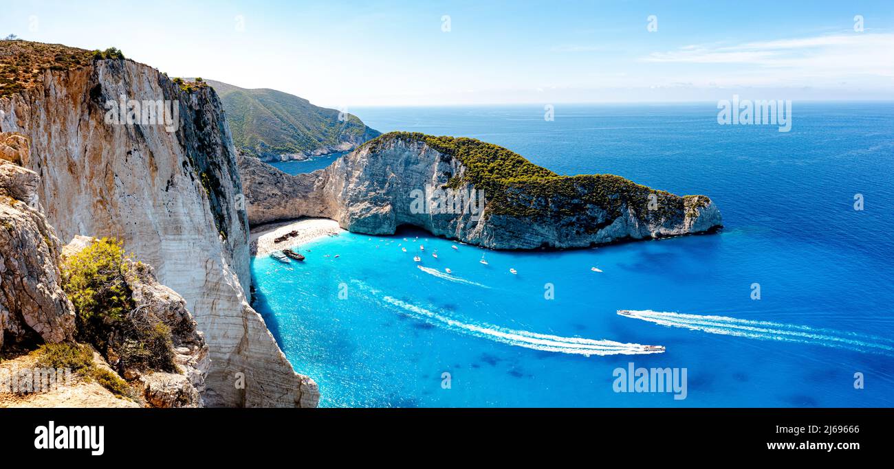 Ferry dans le lagon turquoise entourant la plage emblématique de Shipwreck (plage Navagio), vue aérienne, Zakynthos, Iles grecques, Grèce, Europe Banque D'Images