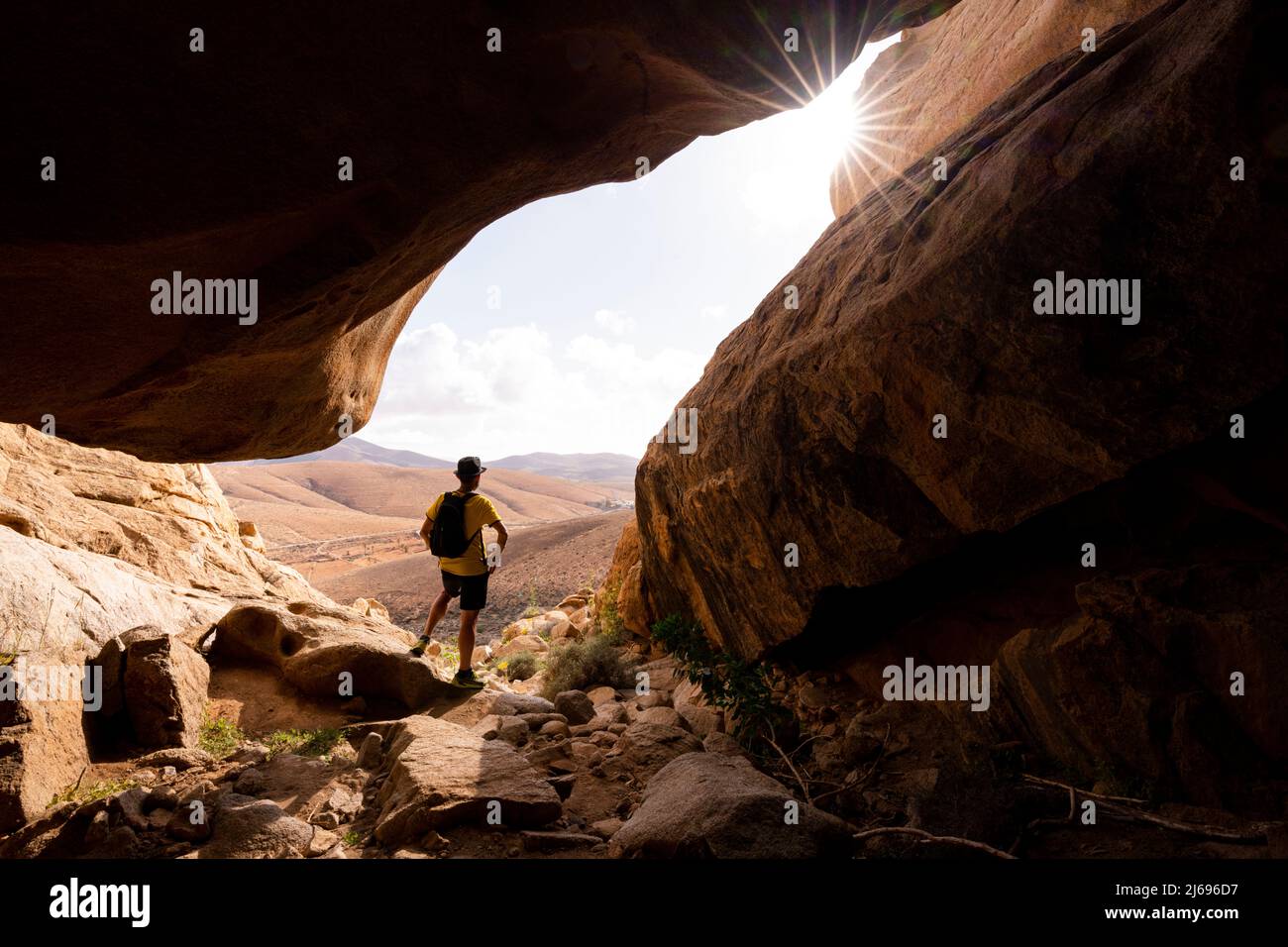 Homme appréciant la vue à l'intérieur des canyons de grès, Barranco de las Penitas, Fuerteventura, îles Canaries, Espagne, Atlantique, Europe Banque D'Images