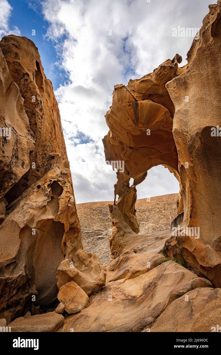 Arche de pierre naturelle érodée par le vent connu sous le nom d'Arco de las Penitas, Fuerteventura, îles Canaries, Espagne, Atlantique, Europe Banque D'Images