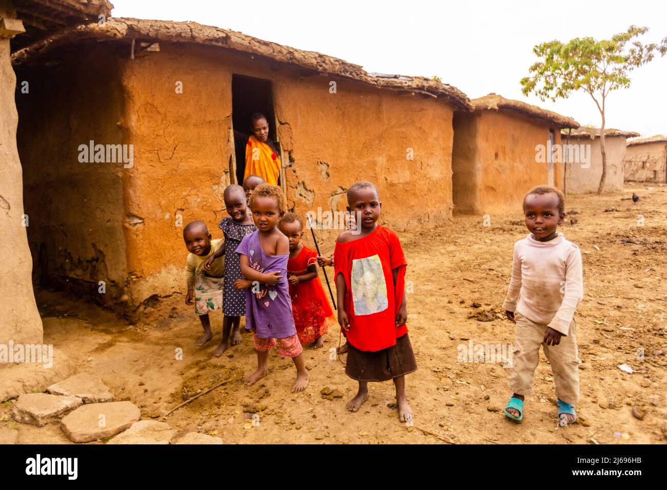 Les enfants de la région dans leur maison, Maasai Mara, Kenya, Afrique de l'est, Afrique Banque D'Images