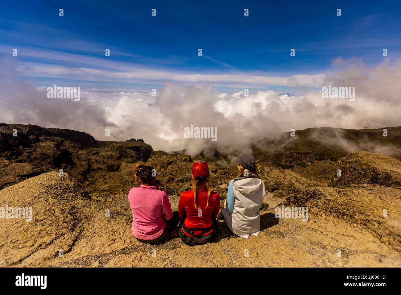 Les femmes ont pris le point de vue sur leur chemin jusqu'au Mont Kilimanjaro, site du patrimoine mondial de l'UNESCO, Tanzanie, Afrique de l'est, Afrique Banque D'Images
