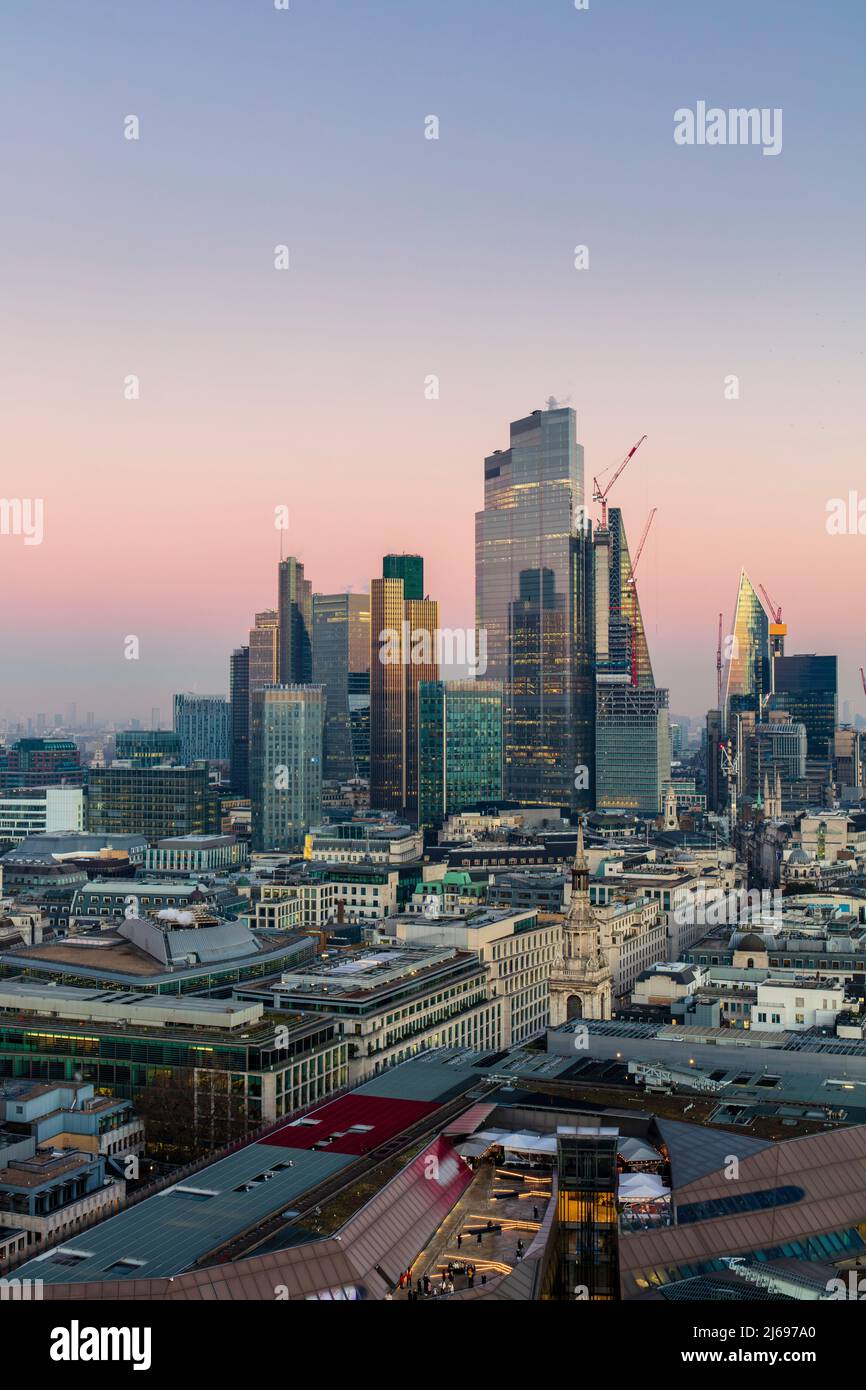 Vue aérienne de la ville de Londres au coucher du soleil prise de la cathédrale Saint-Paul, Londres, Angleterre, Royaume-Uni, Europe Banque D'Images