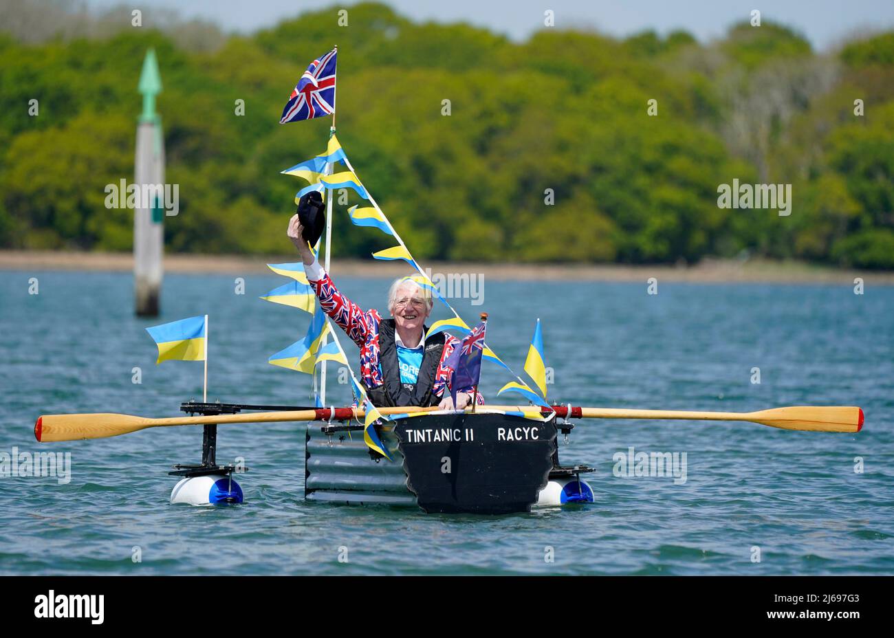 Michael Stanley 81, connu sous le nom de « Major Mick », se lance dans son bateau Tintanic II dans le port de Chichester en tant que lance son nouveau défi de charité Tintanic, Ce qui implique de l'aviron dans son bateau fait maison, le 'Tintanic', sur les rivières autour du pays, pour recueillir de l'argent pour la charité enfants sur la périphérie qui soutient actuellement les réfugiés ukrainiens, au Chichester Yacht Club, à Birdham, dans l'ouest du Sussex. Date de la photo: Vendredi 29 avril 2022. Banque D'Images