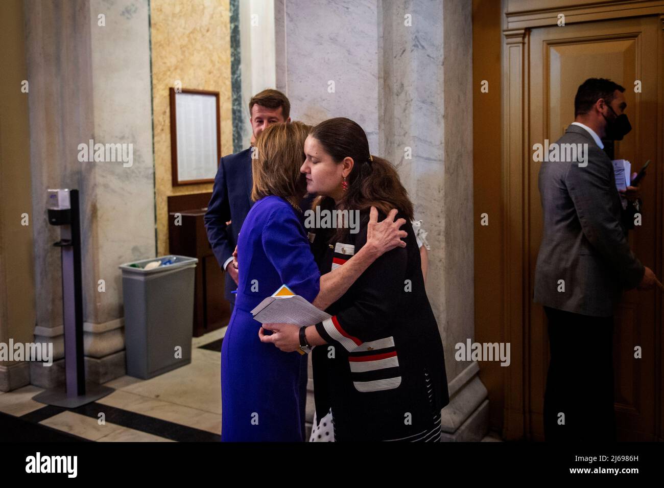 L'ambassadeur d'Ukraine aux États-Unis, Oksana Markarova, à droite, est accompagné par la Présidente de la Chambre des représentants des États-Unis, Nancy Pelosi (démocrate de Californie), à la suite du dévoilement de l'exposition de photos sur l'invasion russe de l'Ukraine, au Capitole des États-Unis à Washington, DC, le jeudi 28 avril 2022. En partenariat avec l'ambassade d'Ukraine, des images de l'horreur de l'invasion russe et de l'héroïsme du peuple ukrainien seront présentées dans cette exposition pendant six semaines, avec des heures de visionnement de 9 h 00 à 6 h 00 E.T. pendant les jours où la Maison est en session. Crédit : Rod Lamk Banque D'Images