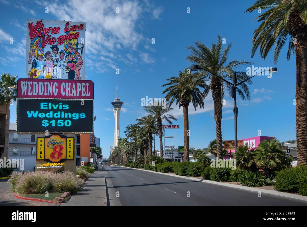 Viva Las Vegas Wedding Chapel, STRAT Tower et Las Vegas Boulevard, Las Vegas, Nevada, États-Unis d'Amérique Banque D'Images