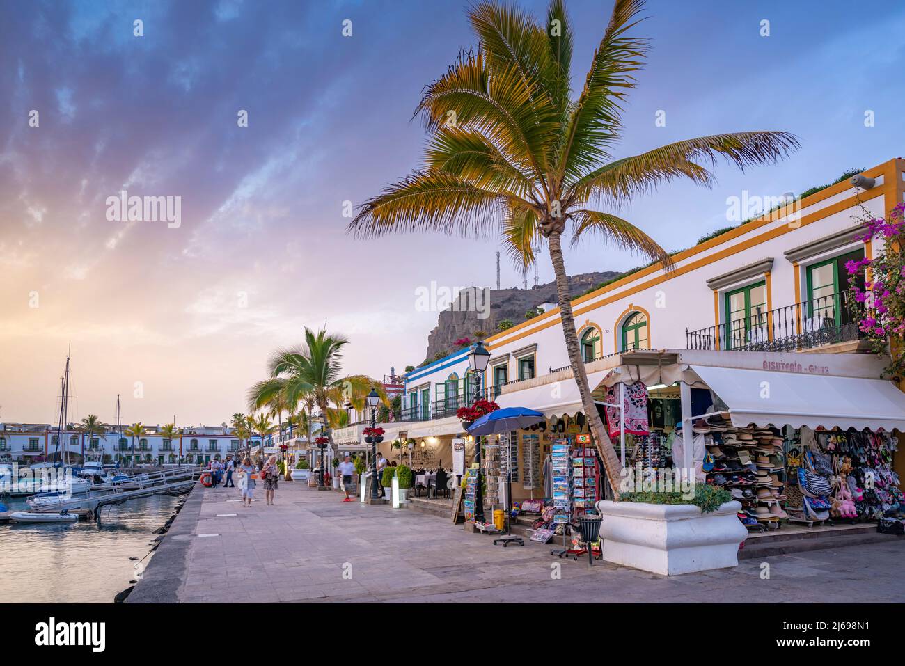 Vue sur les cafés et restaurants et palmiers dans le Vieux Port, Puerto de Mogan au coucher du soleil, Gran Canaria, îles Canaries, Espagne, Atlantique, Europe Banque D'Images