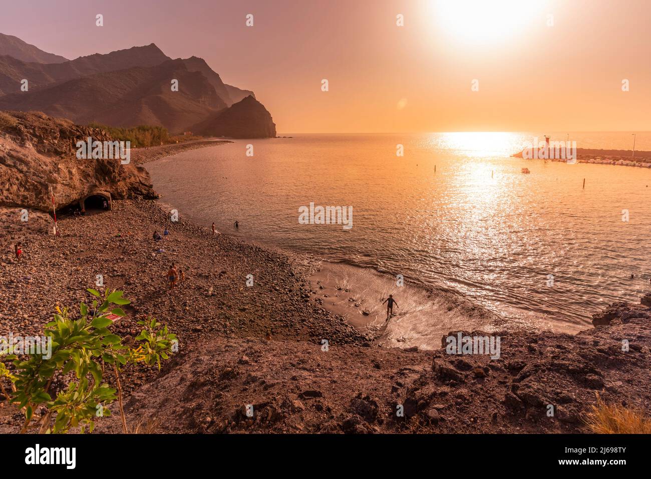 Vue sur la plage et le littoral avec des montagnes en arrière-plan pendant l'heure d'or, Puerto de la Aldea, Gran Canaria, îles Canaries, Espagne, Atlantique, Europe Banque D'Images