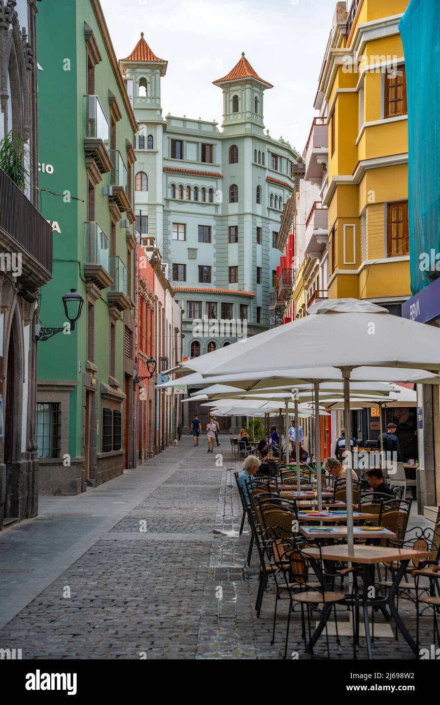 Vue sur les cafés et restaurants dans la rue arrière près de Columbus Square, Las Palmas, Gran Canaria, Canaries, Espagne, Atlantique, Europe Banque D'Images