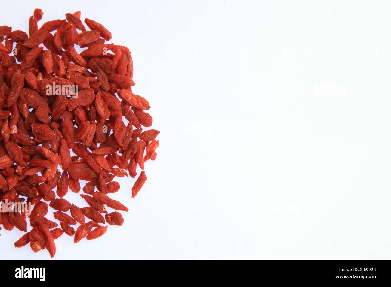 Baies de Goji sur fond blanc Mai 2022 Banque D'Images