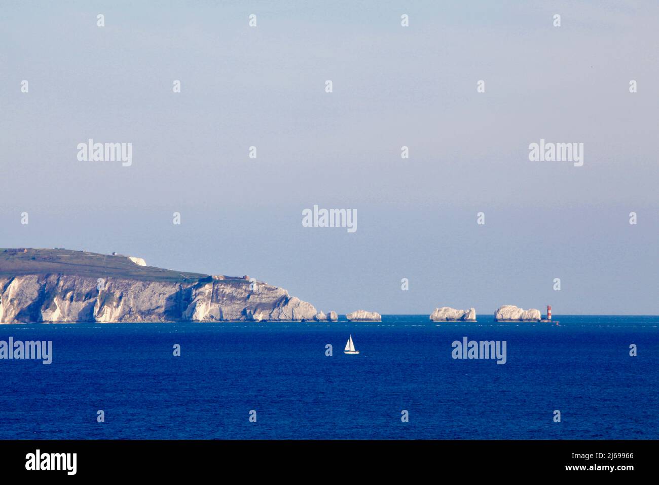The Needles, île de Wight, tiré de Barton on Sea Clifftop mai 2022. Yacht blanc marin en premier plan. Banque D'Images