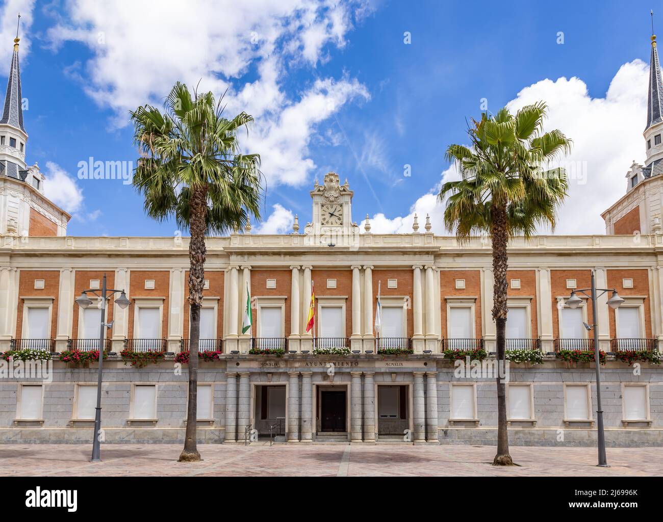 Vue sur la mairie de la ville de Huelva, Andalousie, Espagne. Texte Atuntamiento signifie hôtel de ville Banque D'Images