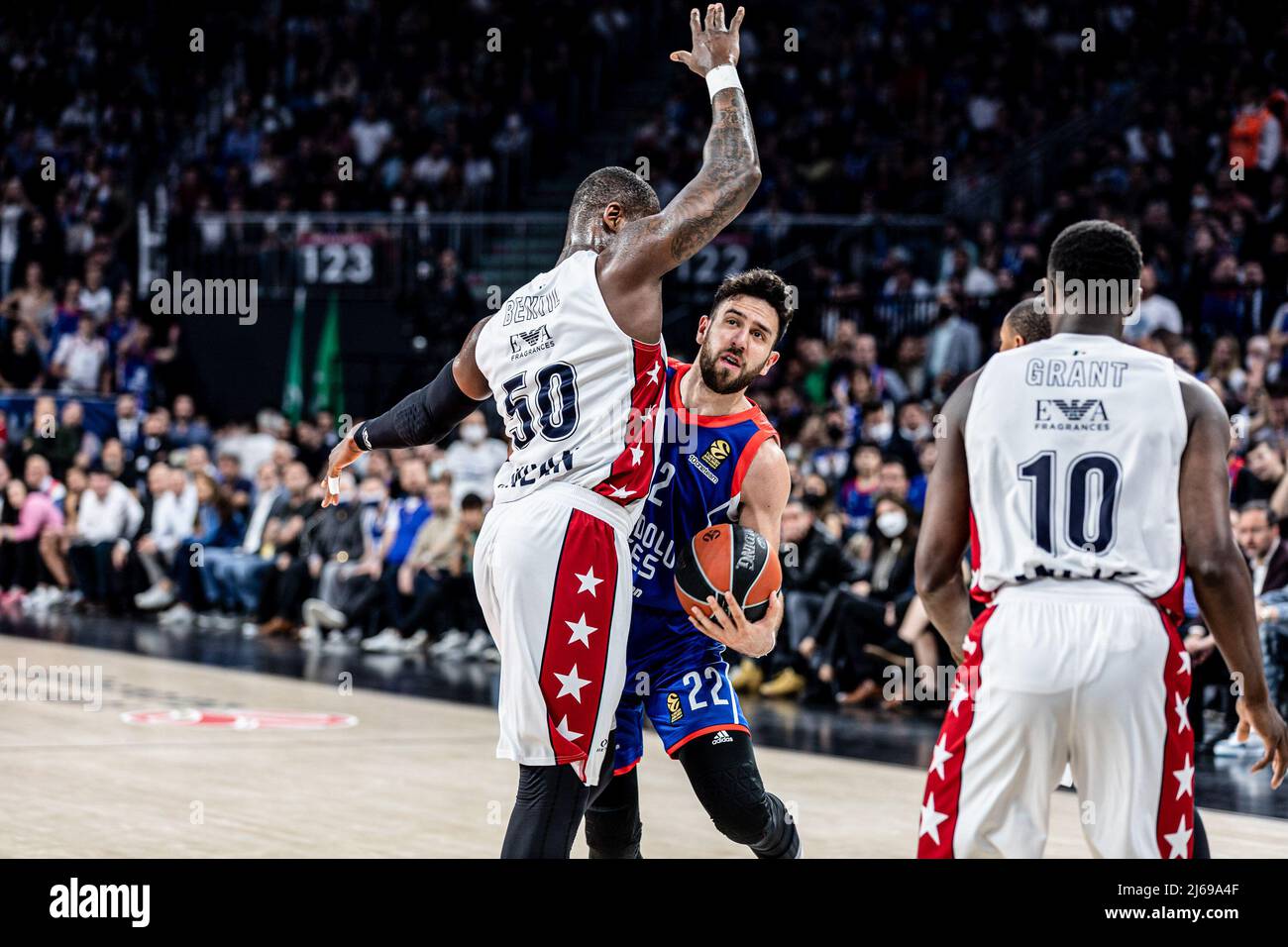 Vasilije Micic (C) d'Anadolu Efes Istanbul et Ben Bentil (L) d'AX Armani Exchange Milan en action pendant les 2021/2022 Turkish Airlines Eurolige Playoffs Game 4 entre Anadolu Efes et Milano au Sinan Erdem Dome. Score final; Anadolu Efes 75:70 Milan. (Photo de Nicholas Muller / SOPA Images / Sipa USA) Banque D'Images