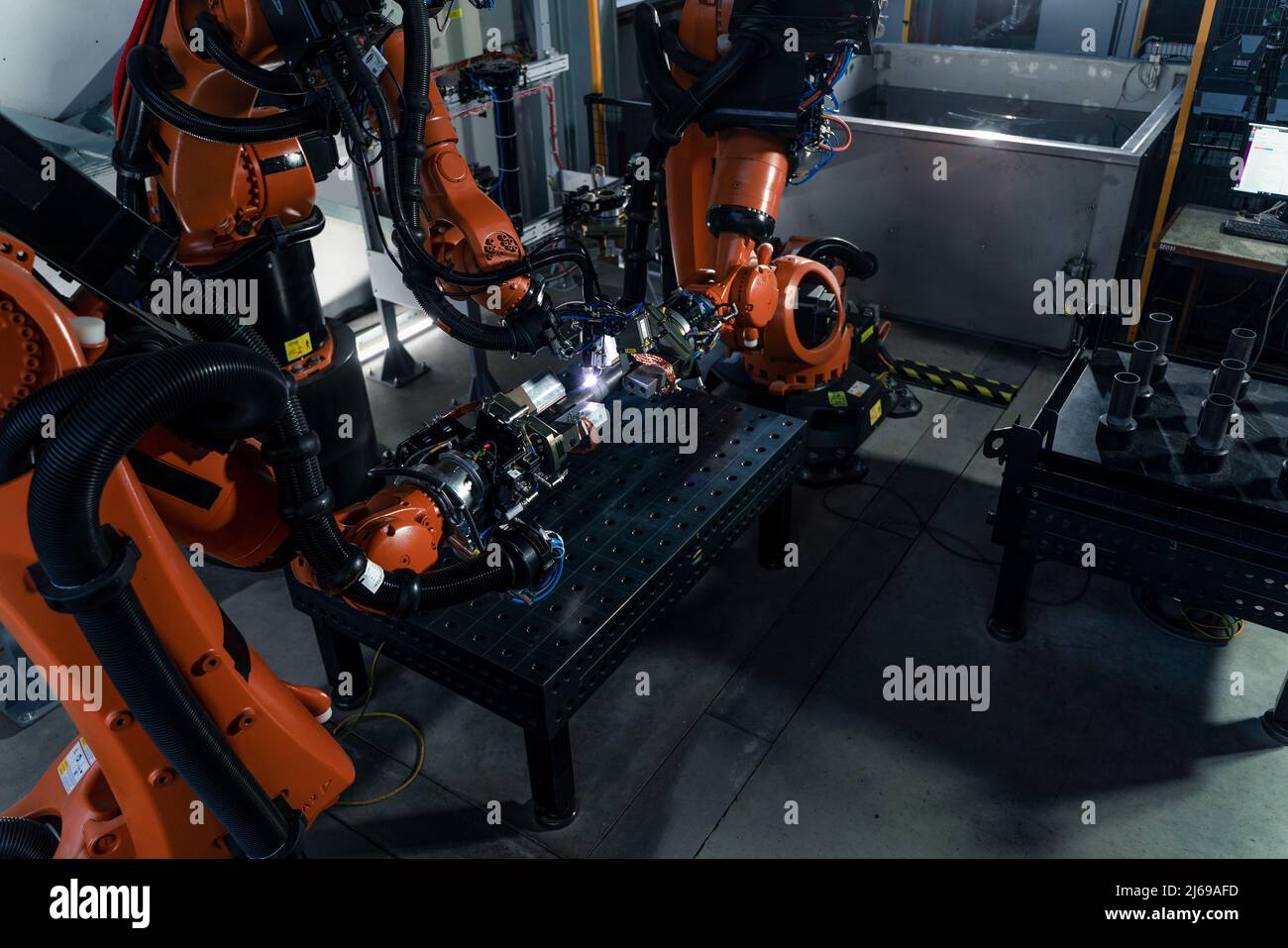Bras robotisé à l'usine de fabrication industrielle. Cellule de production automatisée. Banque D'Images